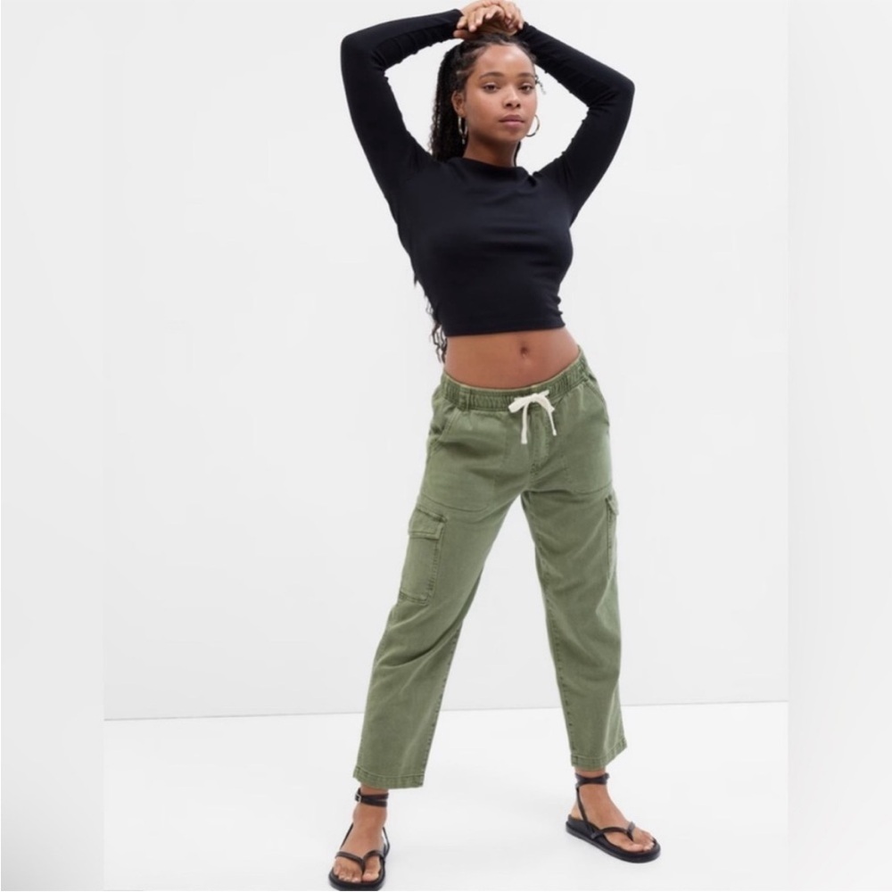 NWT GAP Mid Rise Easy Cargo Jeans Size Small